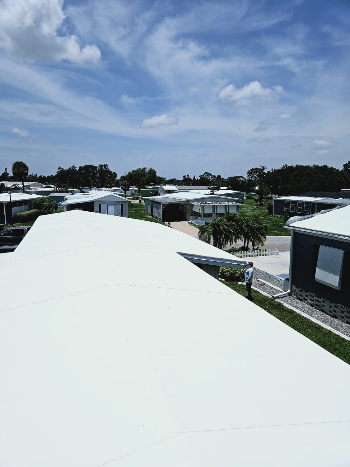 Completed white mobile-home roof surface in Tampa Bay